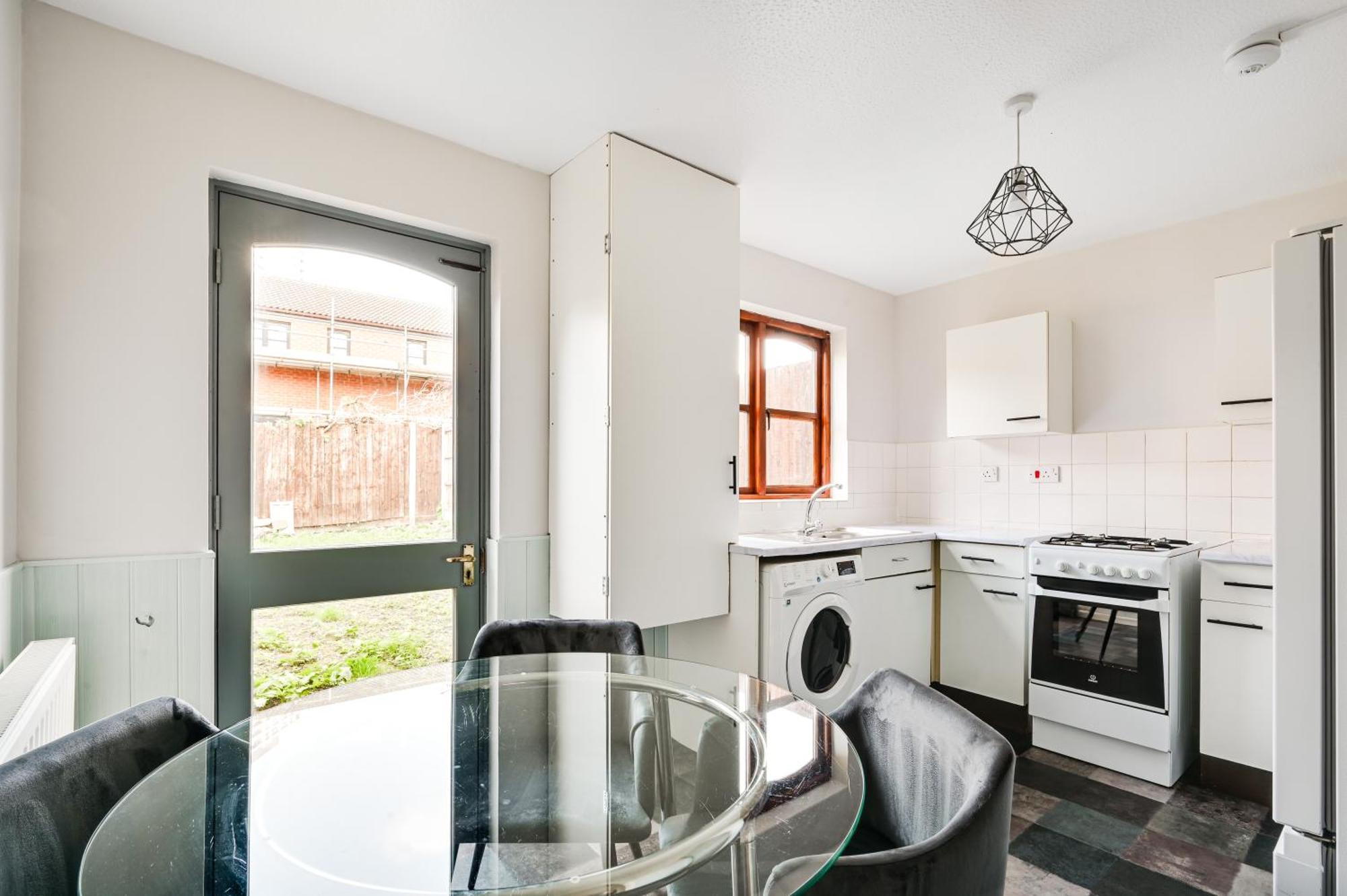 Luxe 2 Bed House In London- Free Parking, Free Wifi, Big Garden Casa de Férias *